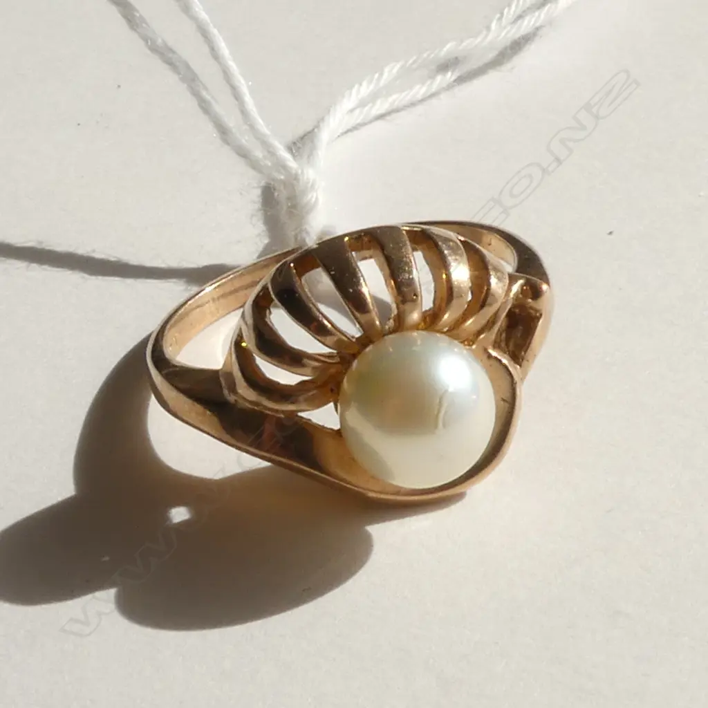 9CT GOLD RING W PEARL 3.45gms Image 1++