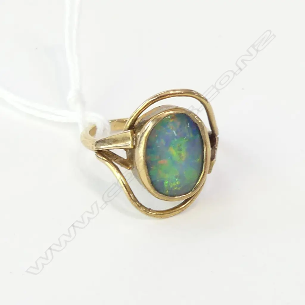 9CT GOLD RING OPAL DOUBLET PANEL SCROLLING FRAME 3.84gms Image 1++