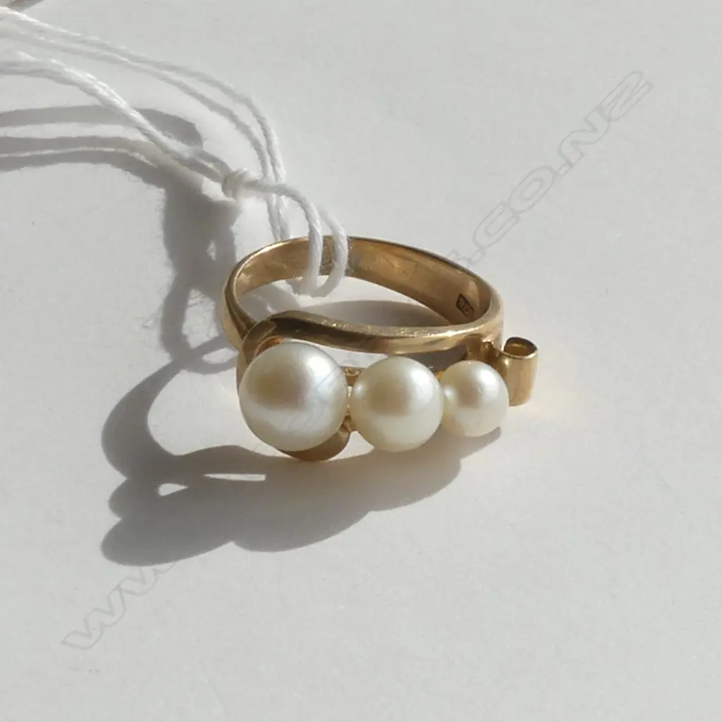 9CT GOLD RING W PEARLS 4.4gms Image 1++