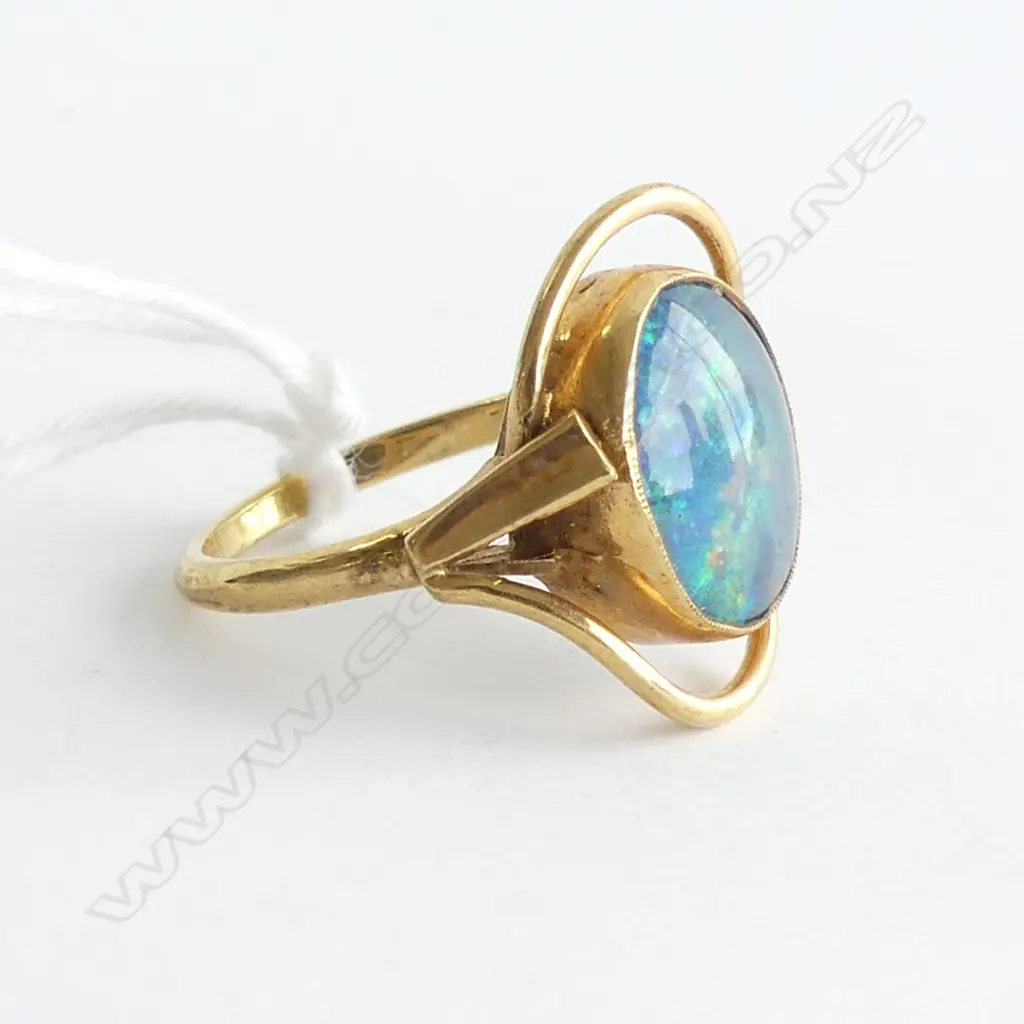 9CT GOLD RING OPAL DOUBLET PANEL SCROLLING FRAME 3.56gms Image 1++