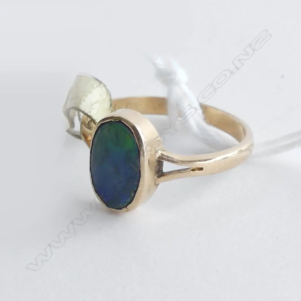 9CT GOLD & OPAL RING 1.79gms Image 1++