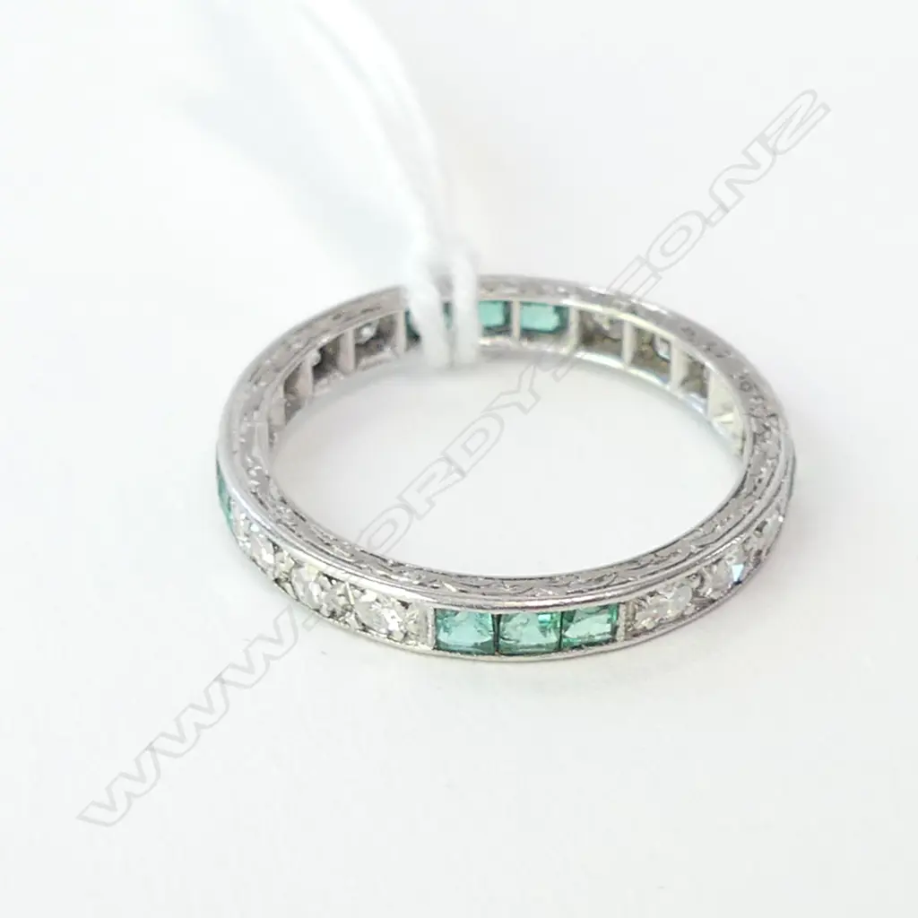 PLATINUM, DIAMOND & EMERALD RING. WEIGHT: 3gm SIZE: O A/F TO EMERALDS Image 1++