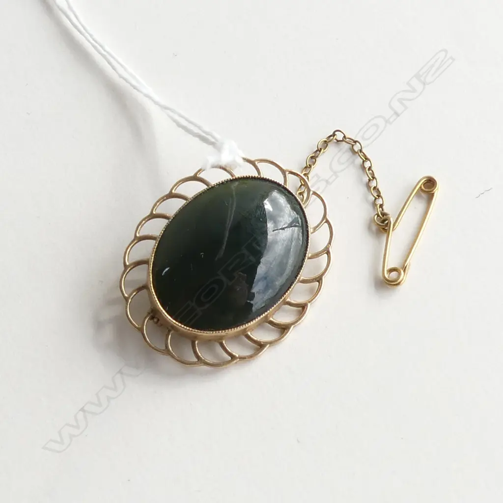 9CT & DARK GREENSTONE BROOCH 6.85gms Image 1++