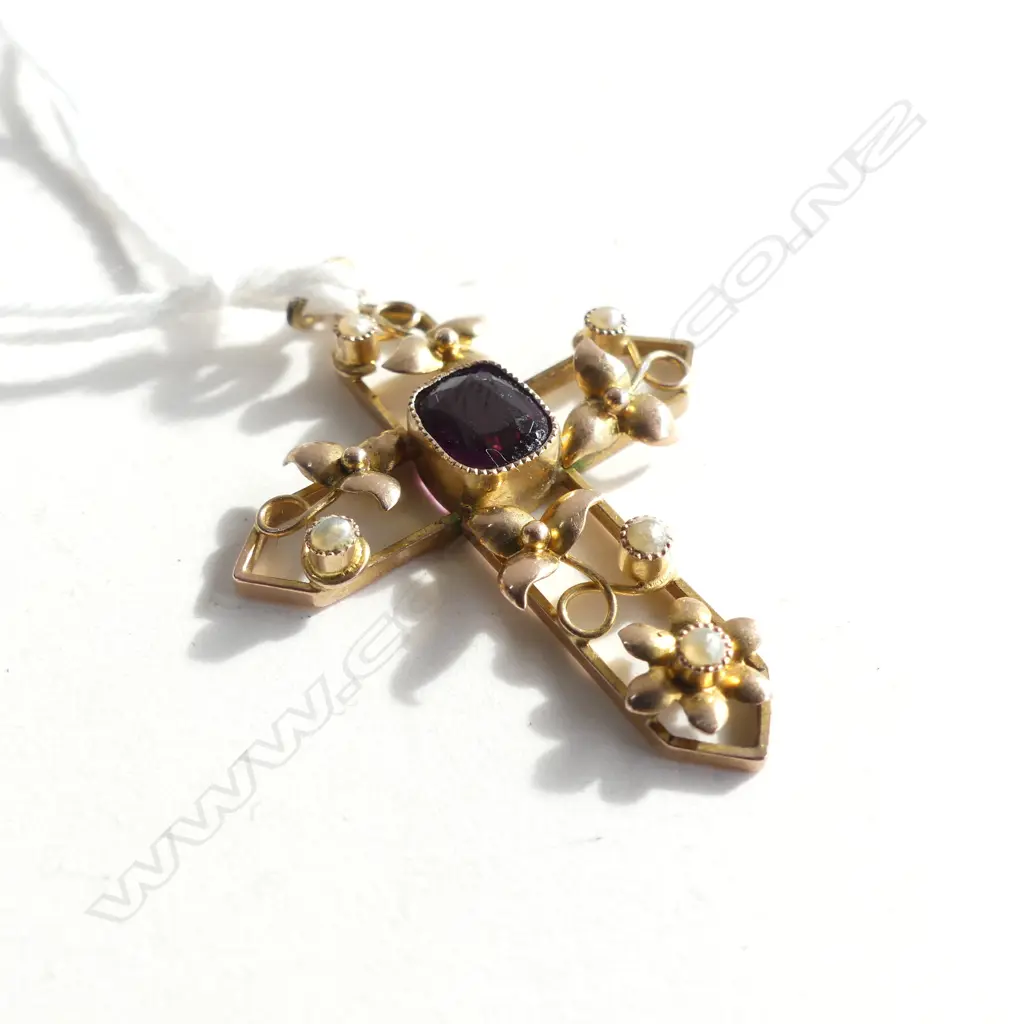 9CT GOLD CROSS WITH SEED PEARLS & AMETHYST Image 1++