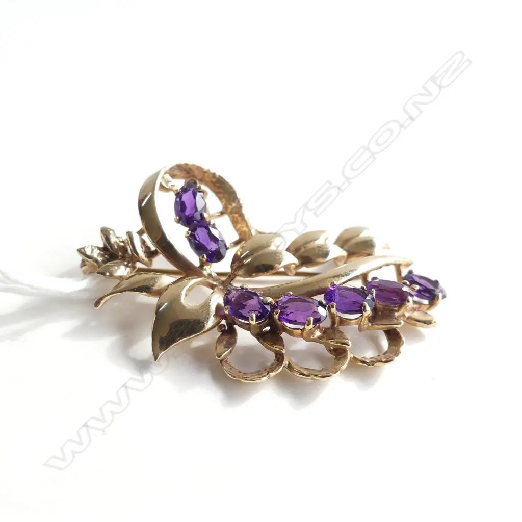 GOLD 9CT & PURPLE AMETHYST BROOCH 7.8GMS Image 1++