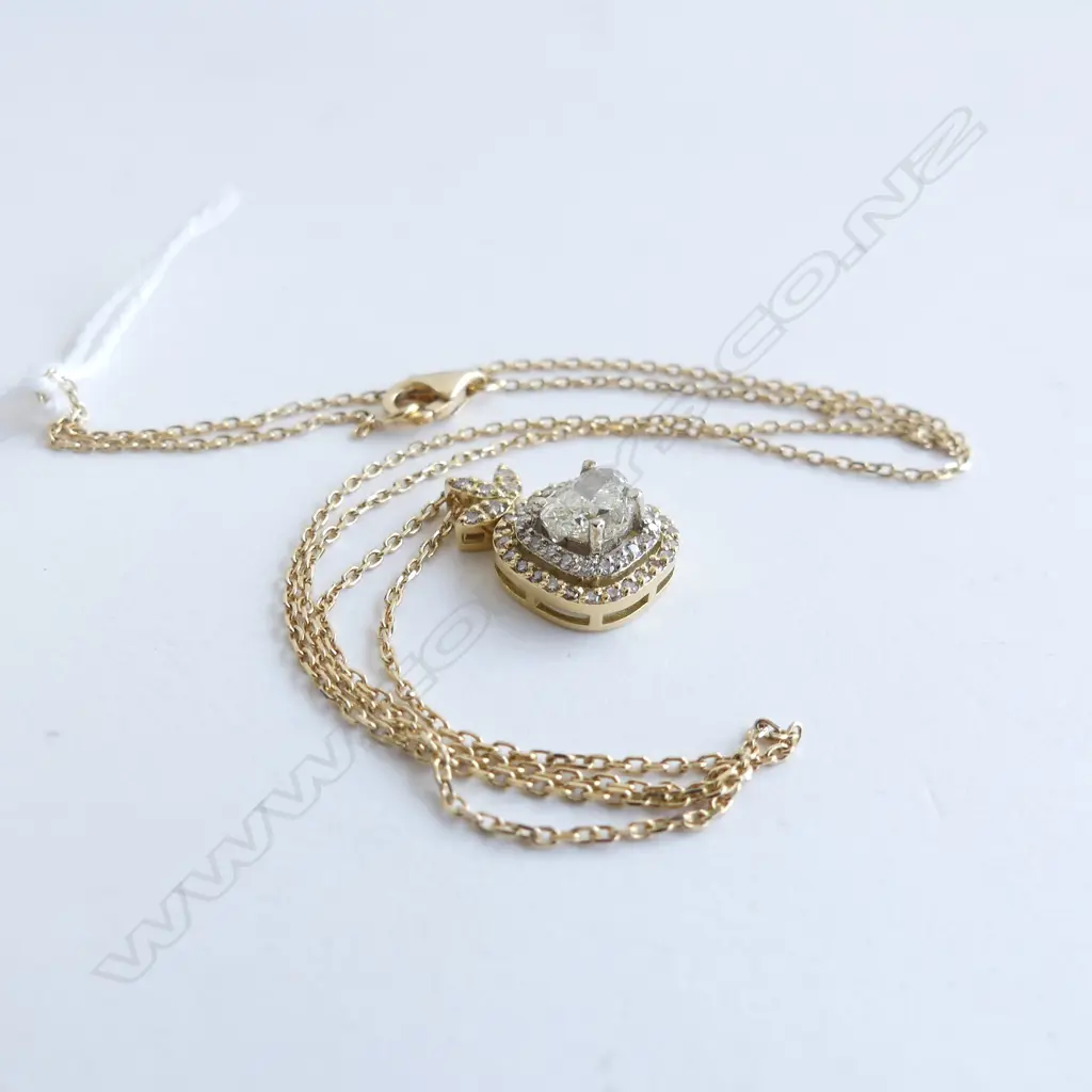 18CT DIAMOND CLUSTER PENDANT ON 18CT CHAIN 3.56 GRAMS w VALUATION Image 1++