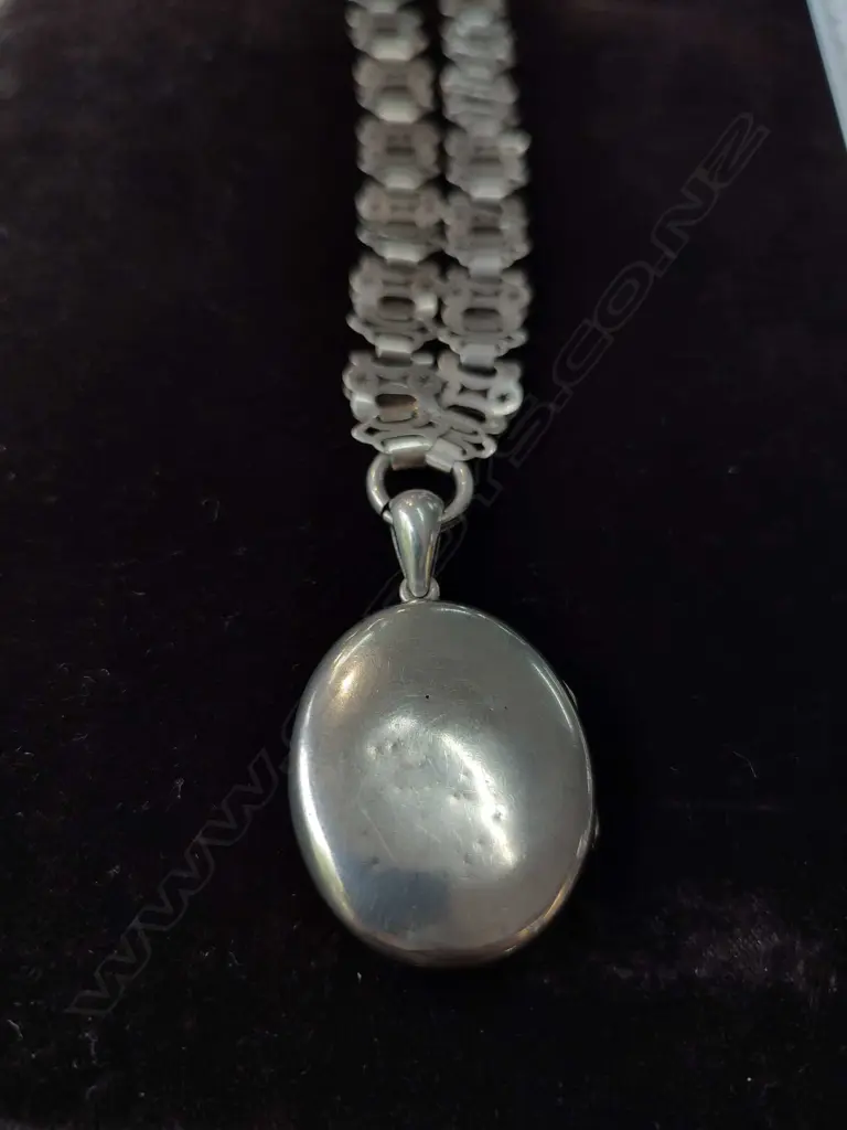 STERLING SILVER LOCKET + CHAIN Image 1++