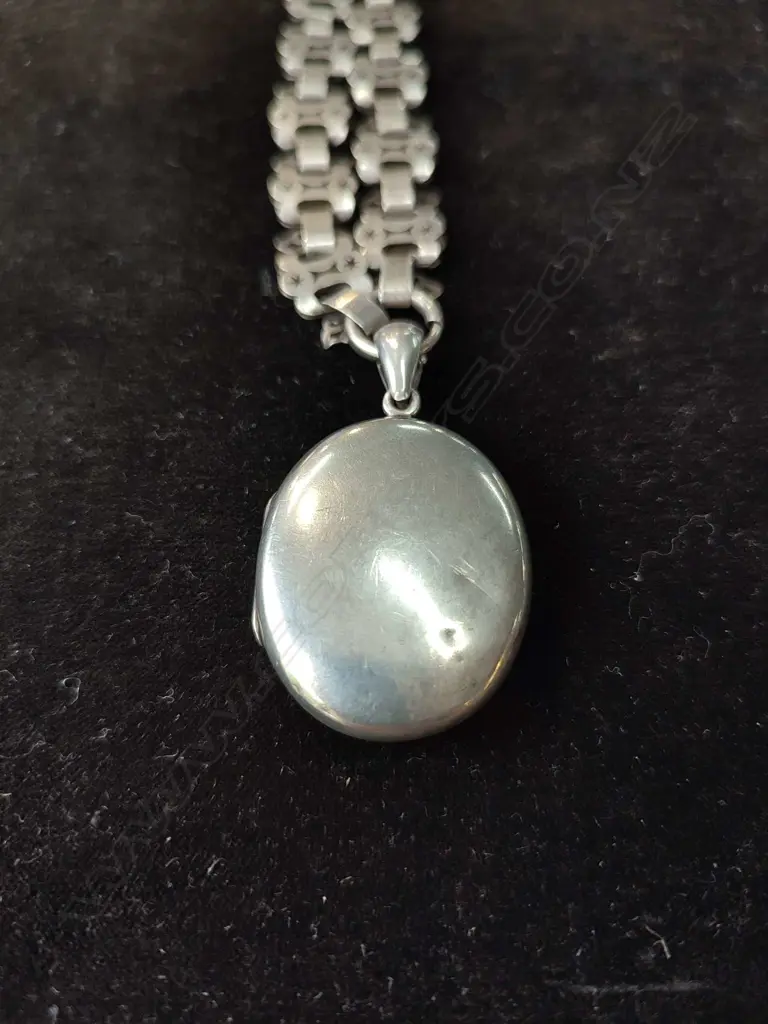 STERLING SILVER LOCKET + CHAIN Image 1++