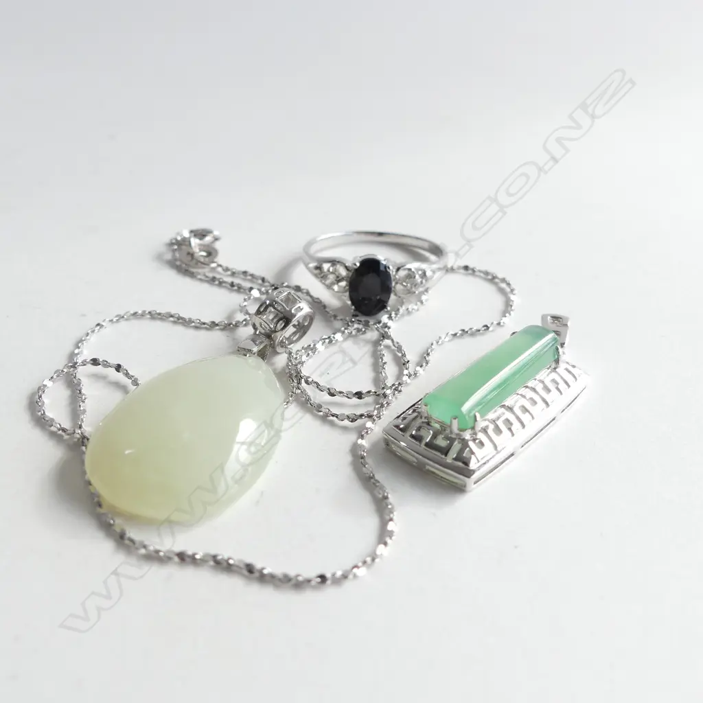 18CT WHITE GOLD PENDANT 2.6 GRAMS + STG NECKLACE & DARK SAPPHIRE RING Image 1++