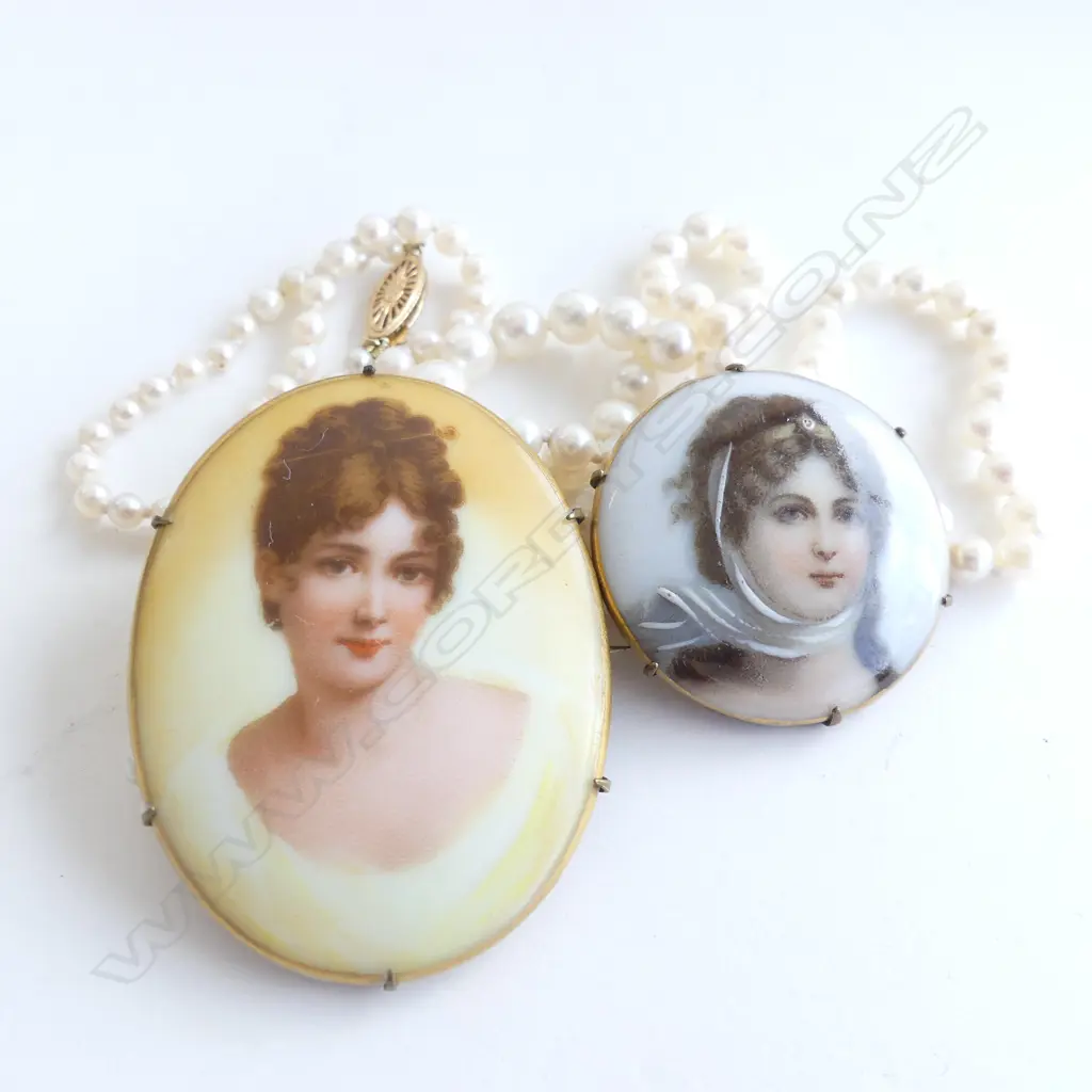 2 HAND PAINTED PORCELAIN PORTRAIT BROOCHES + MIKIMOTO CULTURED PEARL NECKLACE 9CT CLASP L.580mm  Image 1++