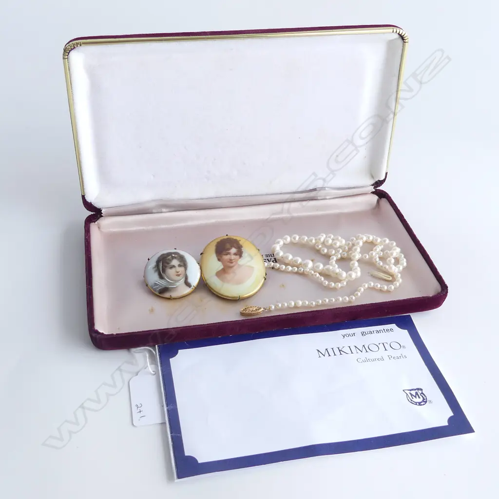 2 HAND PAINTED PORCELAIN PORTRAIT BROOCHES + MIKIMOTO CULTURED PEARL NECKLACE 9CT CLASP L.580mm  Image 1++