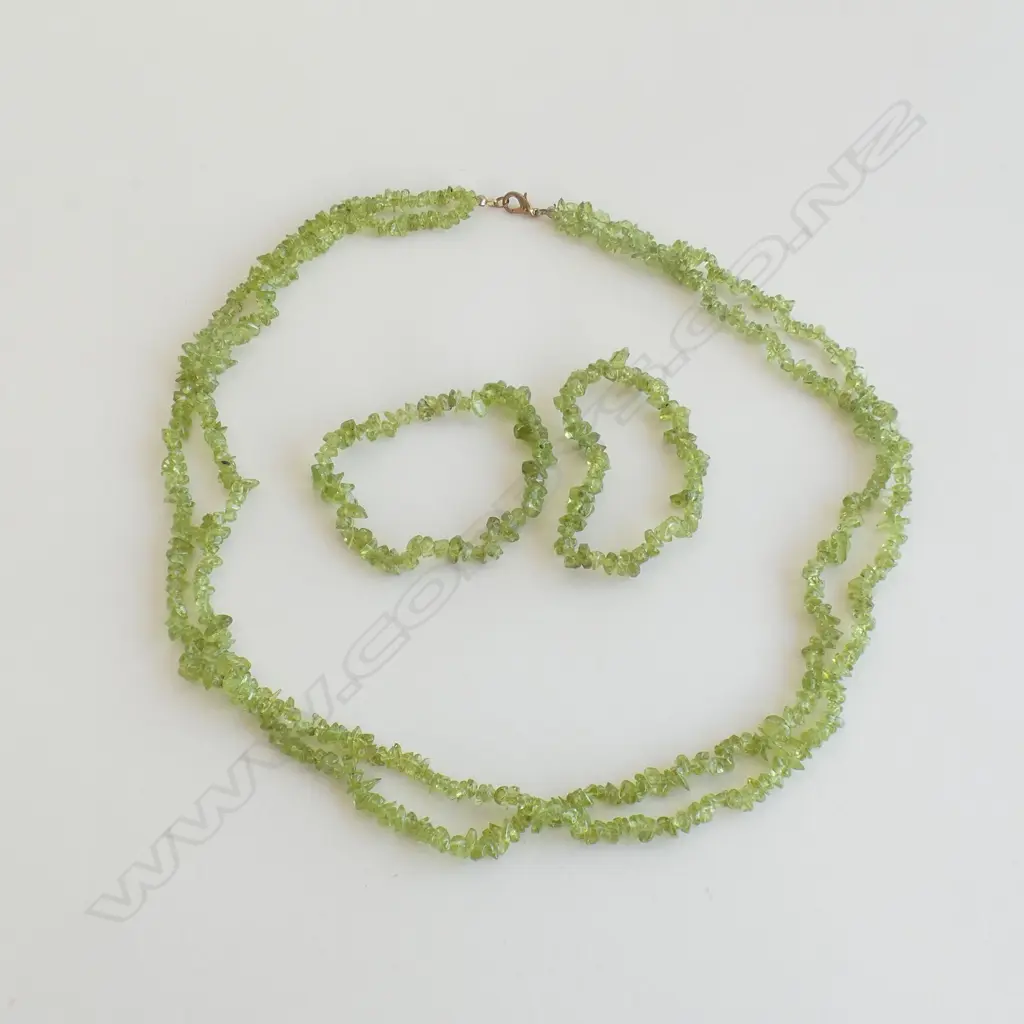 PERIDOT GREEN CRYSTAL STONE CHIP DOUBLE STRAND NECKLACE & 2 BRACELETS  Image 1++