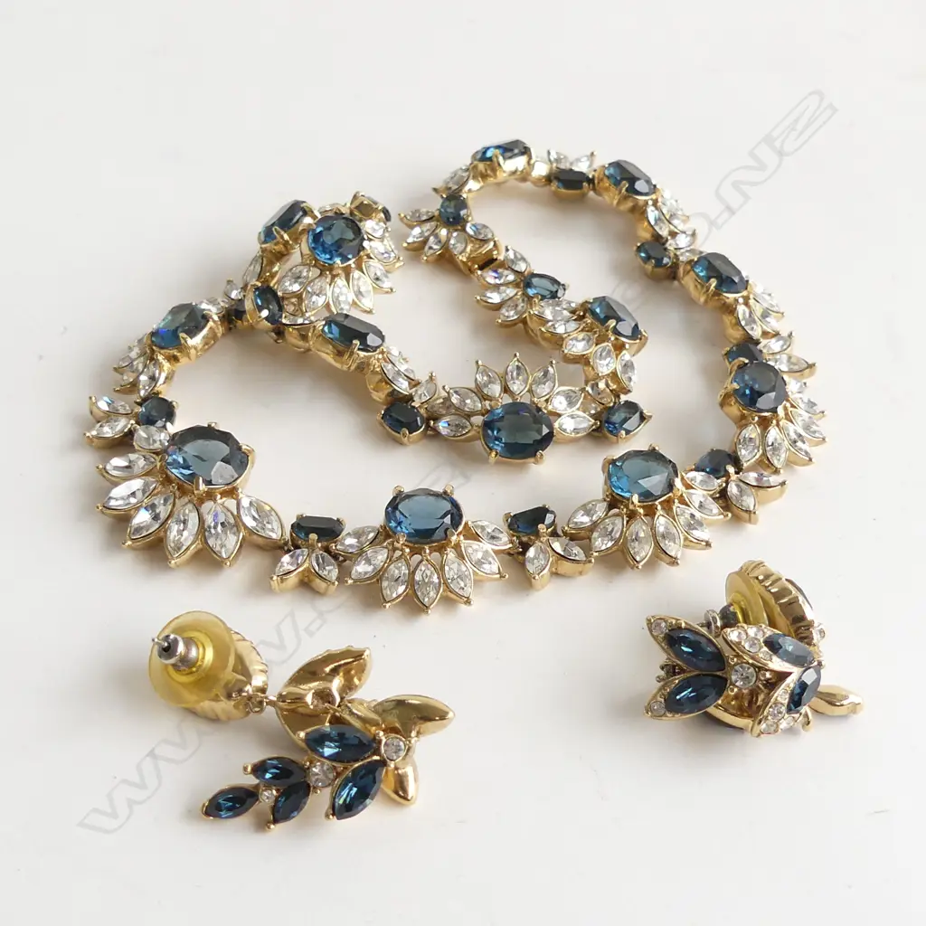3 PC COSTUME JEWELLERY SET; WHITE & DARK BLUE CRYSTAL NECKLACE WITH CHANDELIER DROP EARRINGS   Image 1++