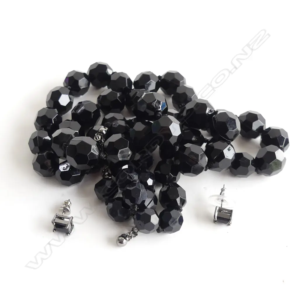 BLACK FACETED BEAD NECKLACE (420MM) AND SQUARE STUD EARRINGS Image 1++