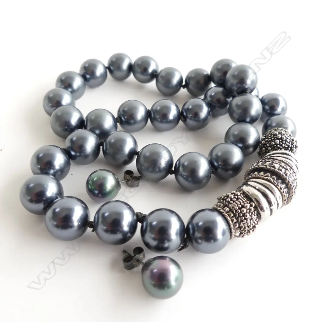 SET FAUX PEARL BLACK PEARL NECKLACE WITH DETAILED CLASP & PR STUD EARRINGS  Image 1++