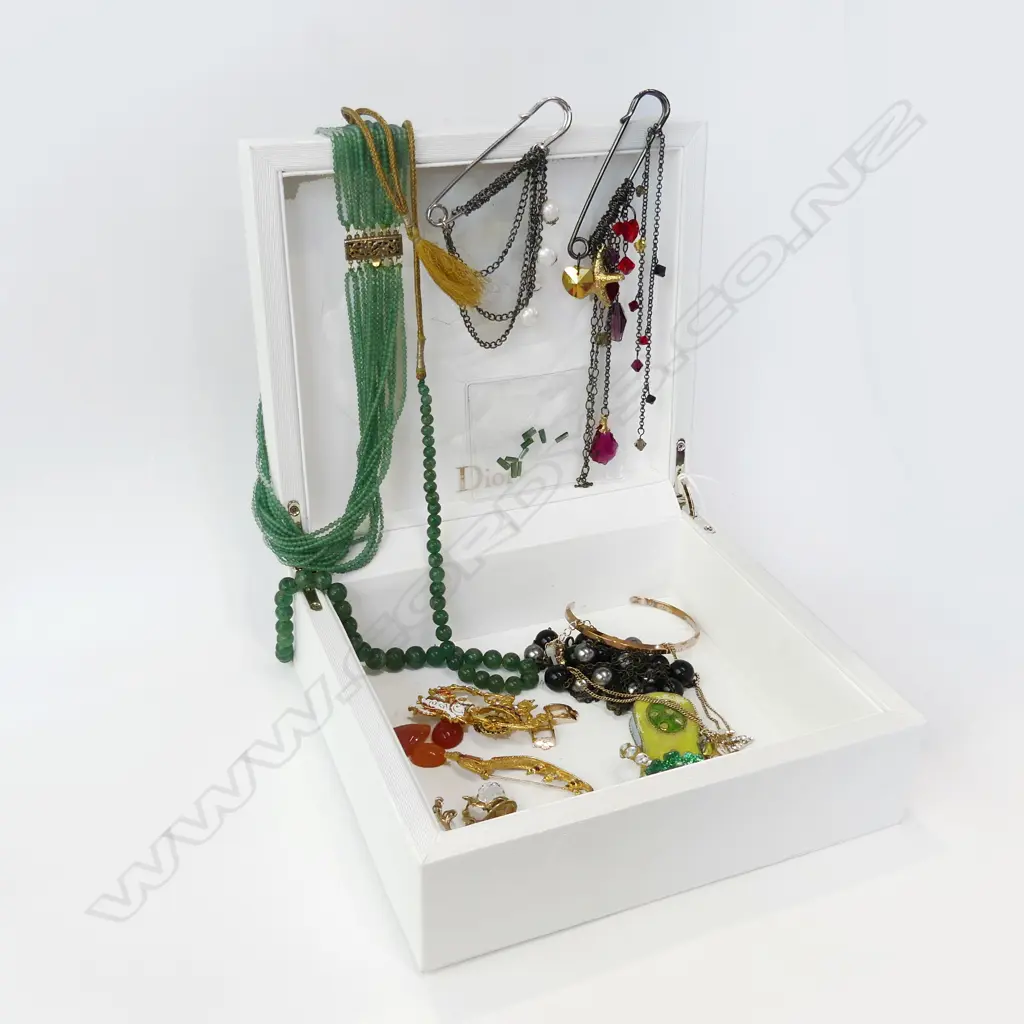 DIOR JEWELLERY BOX + ASST. COSTUME CONTENTS / CARNELIAN  Image 1++
