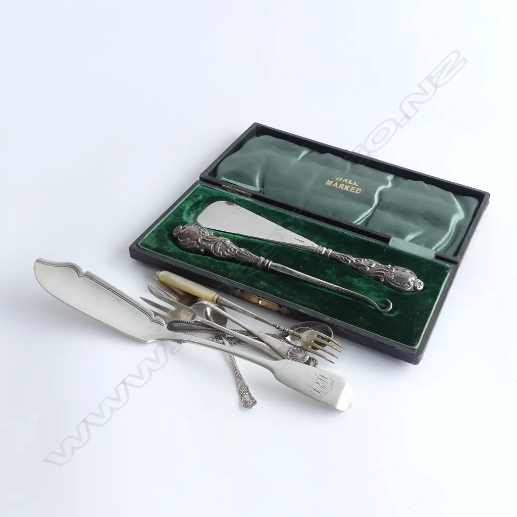 7 PCES STG CUTLERY 70 GRAMS + SHOE HORN & BUTTON HOOK Image 1++