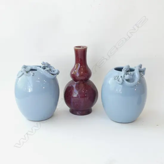 PR BLUE ORIENTAL VASES WITH APPLIED DRAGONS TO TOP RIM (H 185MM) + RED MOTTLE GLAZED VASE (H210MM)7