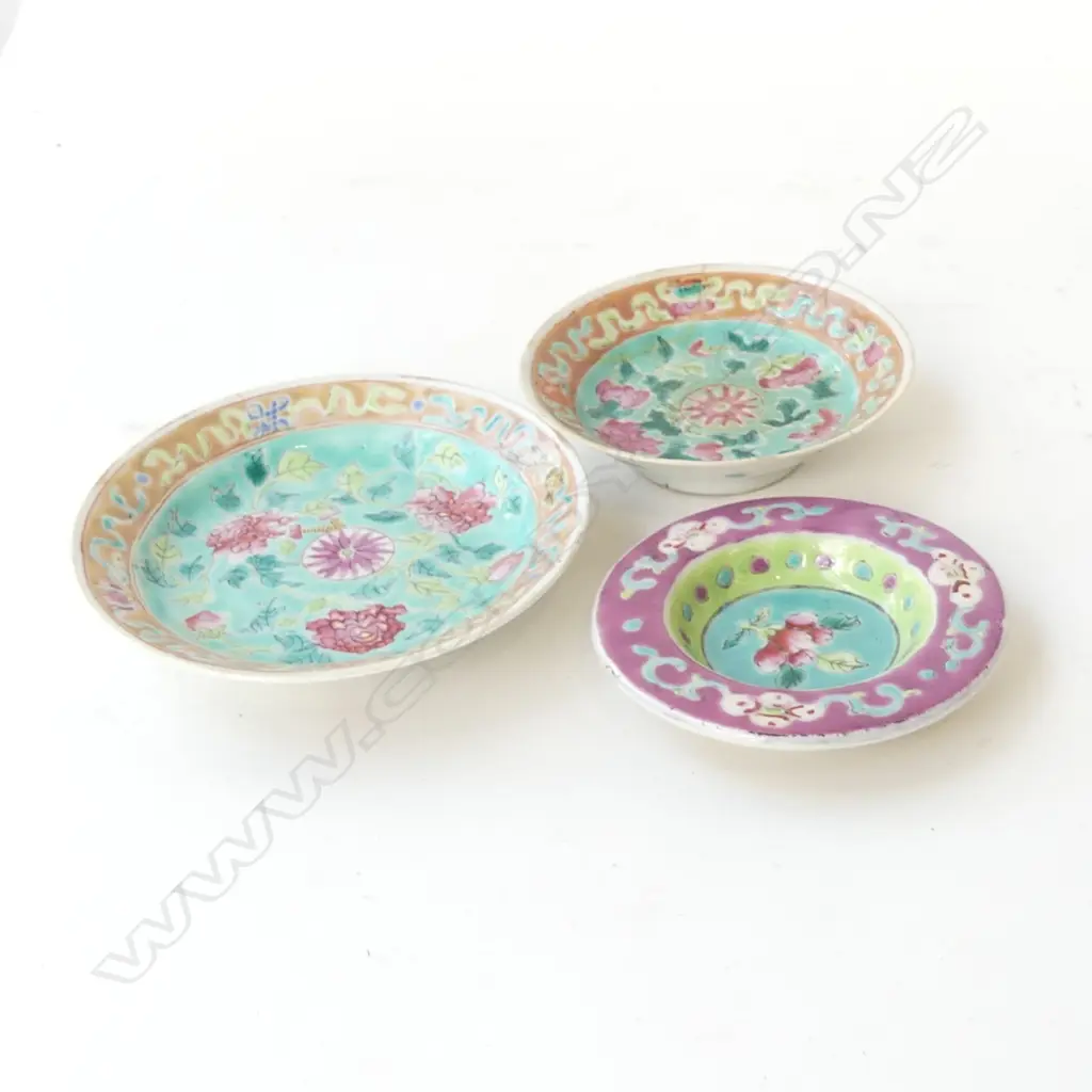 3 x ANTIQUE CHINESE NONYA WARE SMALL DISHES 1 A.F Dia.112MM & less Image 1++