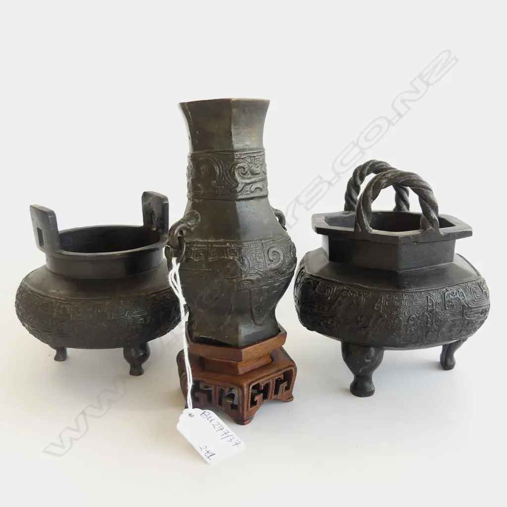 3 ORIENTAL ARCHAIC STYLE BRONZES; 2x INCENSE BURNERS + VASE ON STAND H.170mm Image 1++