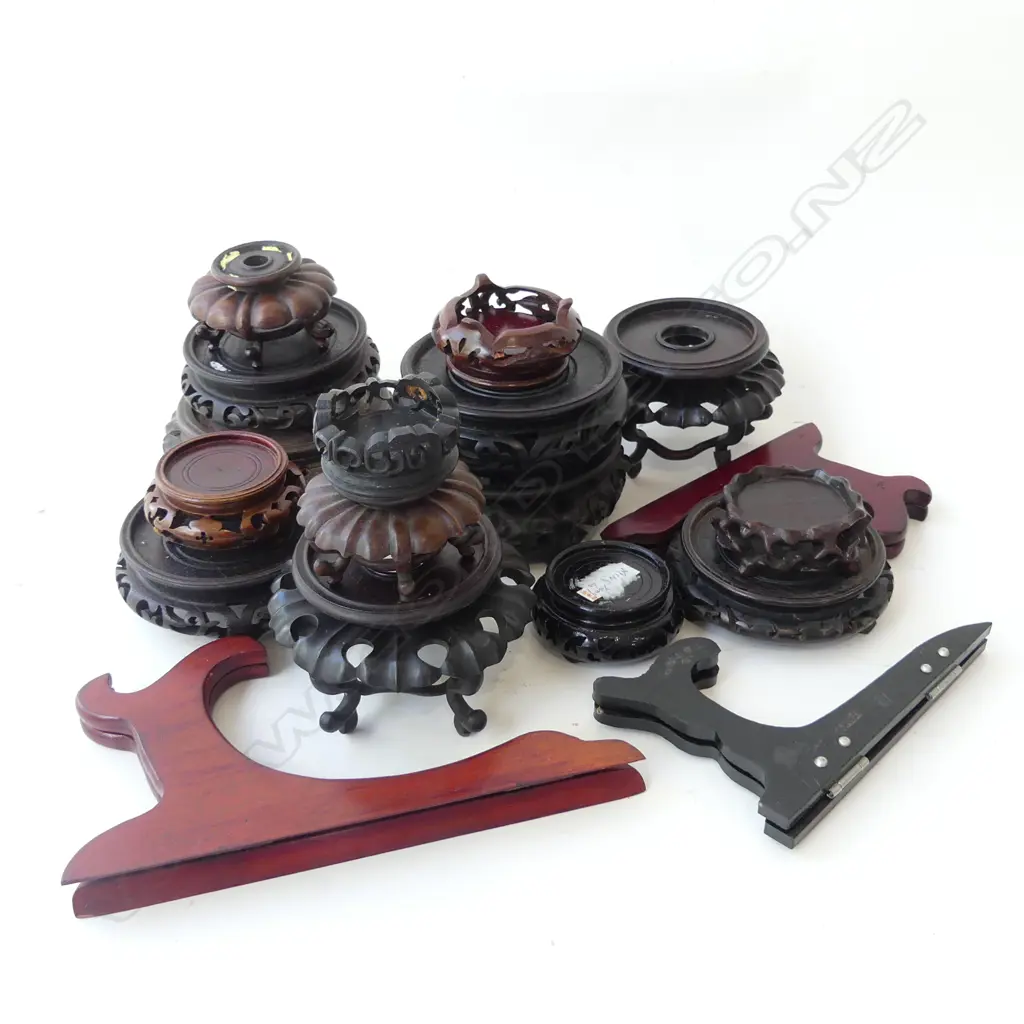 BOX ORIENTAL WOODENS STANDS + 3 PLATE STANDS  Image 1++
