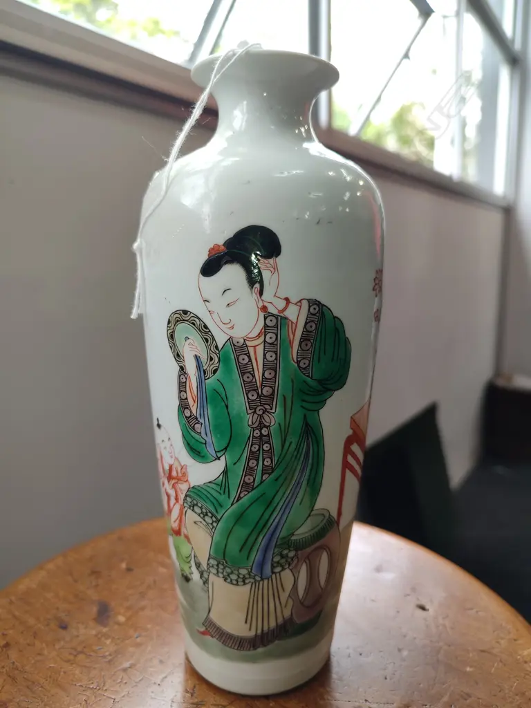 CHINESE VASE w. FIGURE IN GREEN ROBE H.240mm Image 1++