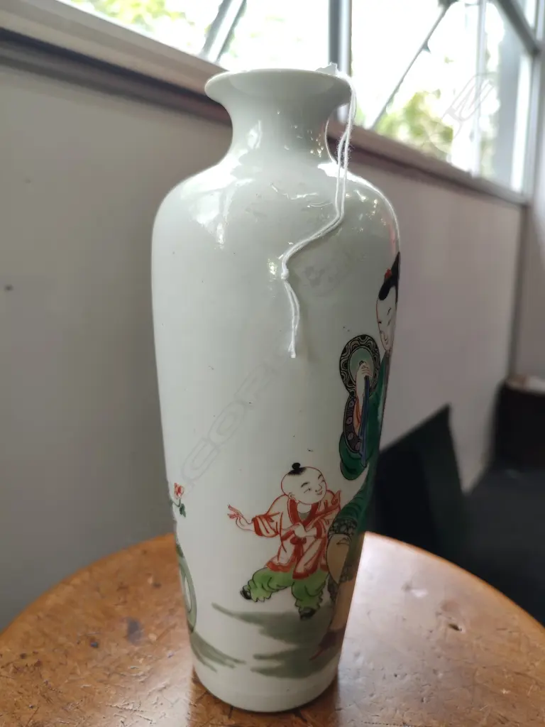 CHINESE VASE w. FIGURE IN GREEN ROBE H.240mm Image 1++