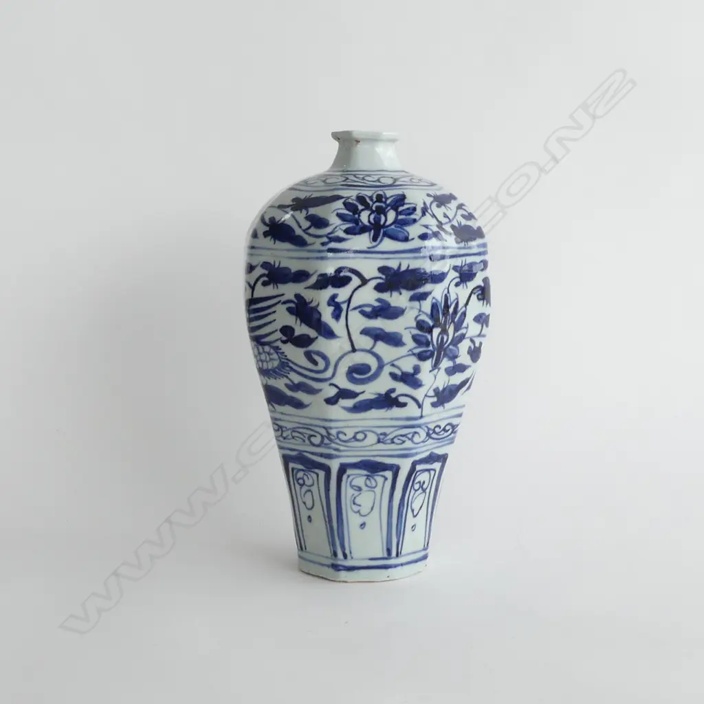 MING DYNASTY STYLE BLUE & WHITE VASE H. 260MM Image 1++