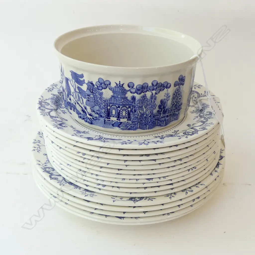 CROWN LYNN MALVERN BLUE PLATES; 5 DINNER & 11 LUNCHEON + CL BLUE WILLOW COOKWARE DISH (DIA  175MM Image 1++