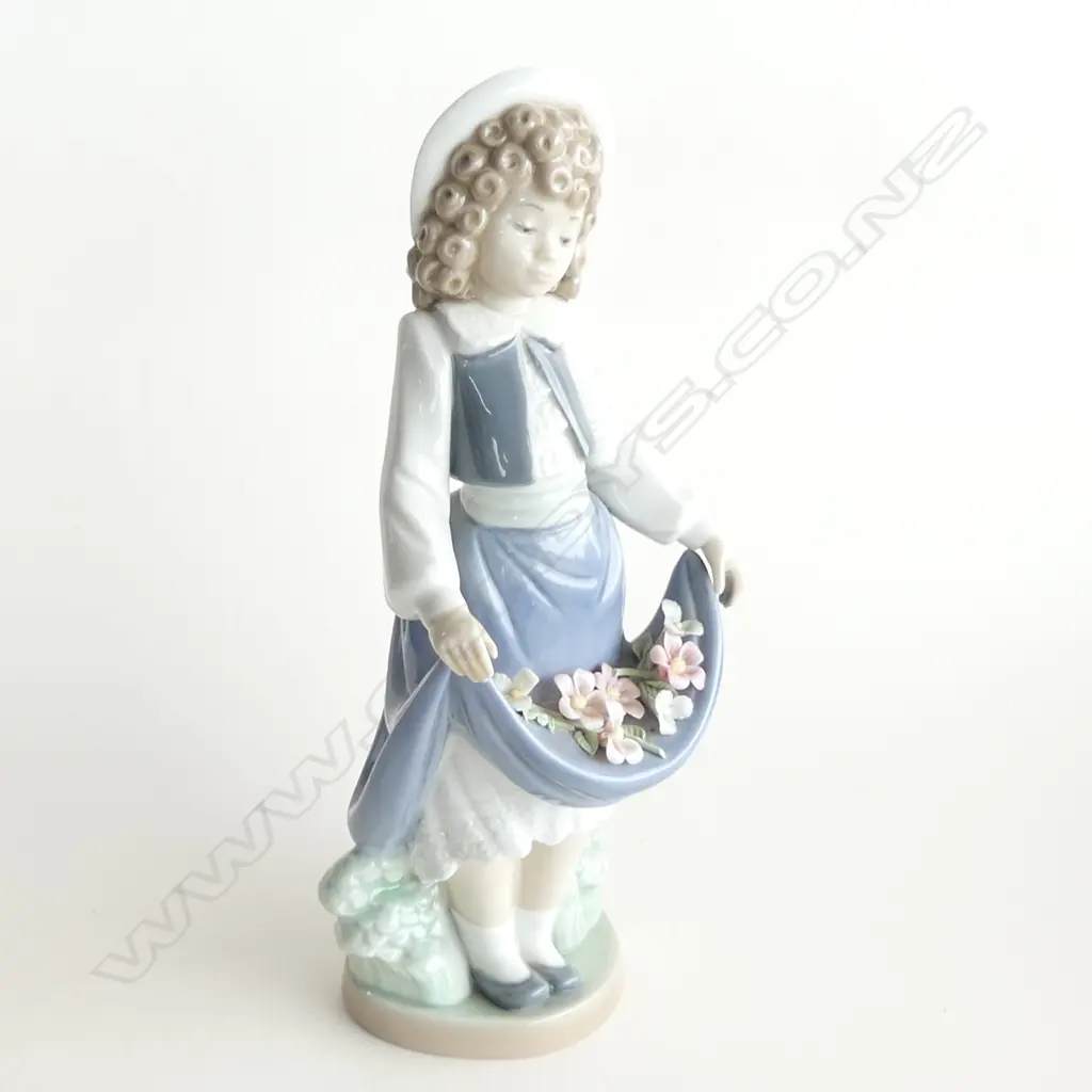 NAO FIGURINE GIRL w. FLOWERS (minor damage) H.235mm Image 1++