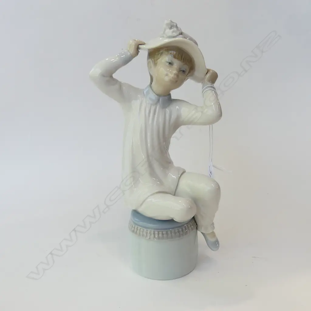 LLADRO GIRL  WITH HAT ON STOOL H. 220MM Image 1++