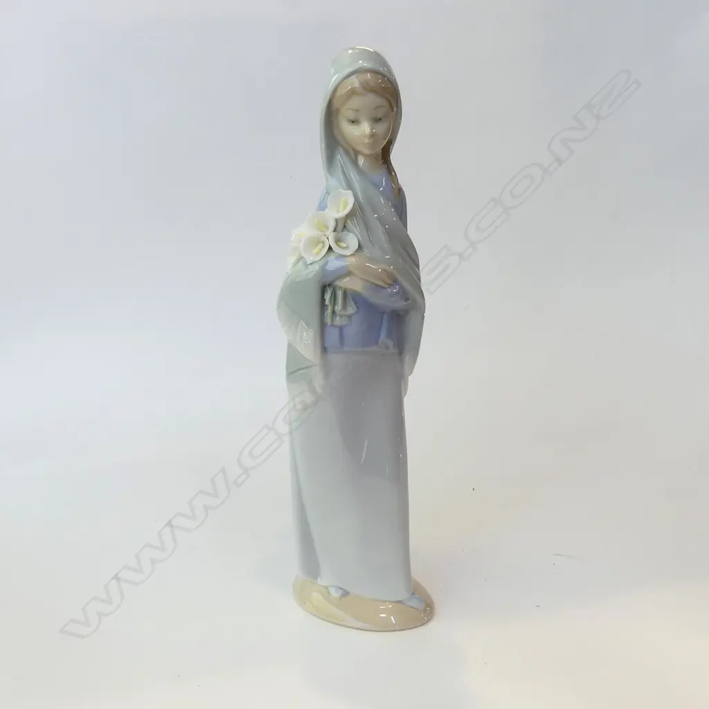 LLADRO LADY WITH LILIES H   (AF TO LILIES)235MM Image 1++