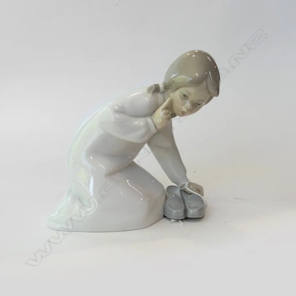 LLADRO GIRL WITH SLIPPERS H 135MM Image 1++