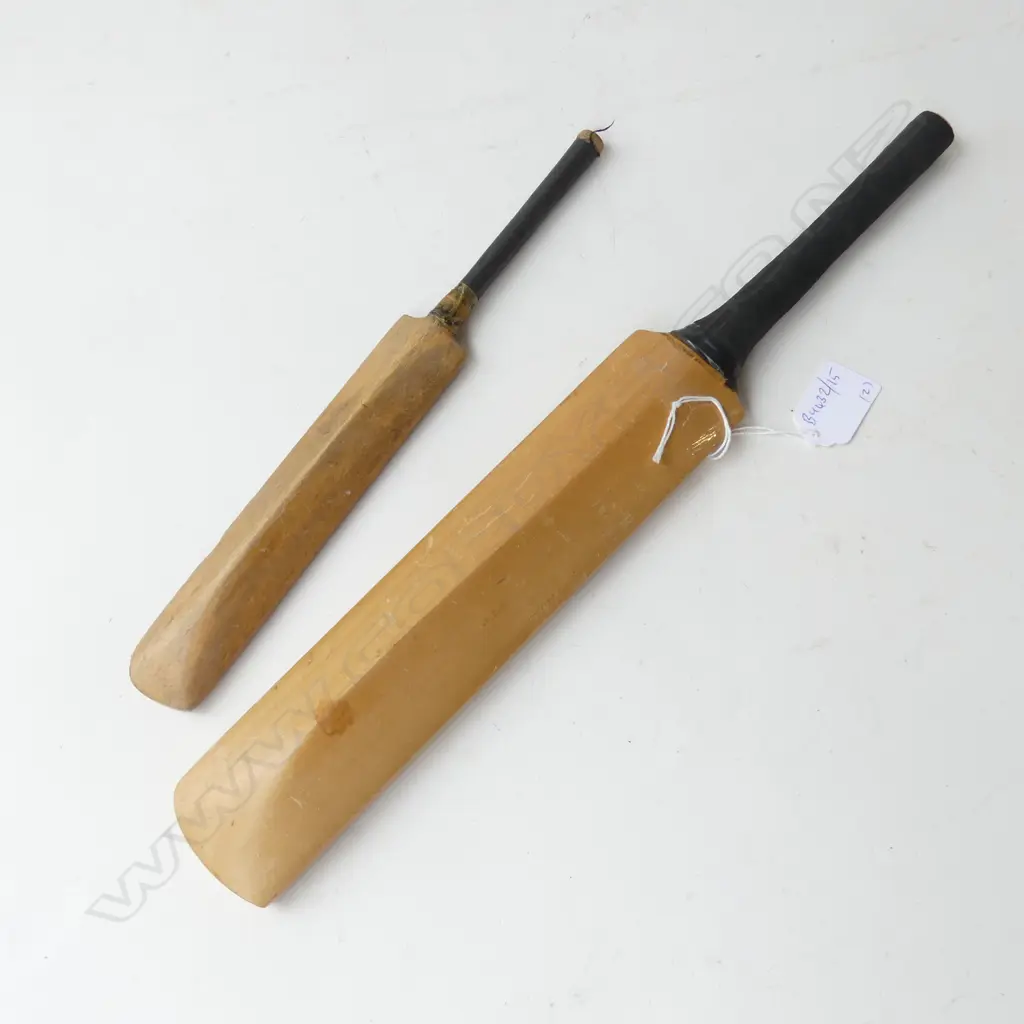 TWO VINTAGE MINIATURE CRICKET BATS, ONE WITH 'SIGNATURES' L 40CM & 30CM Image 1++