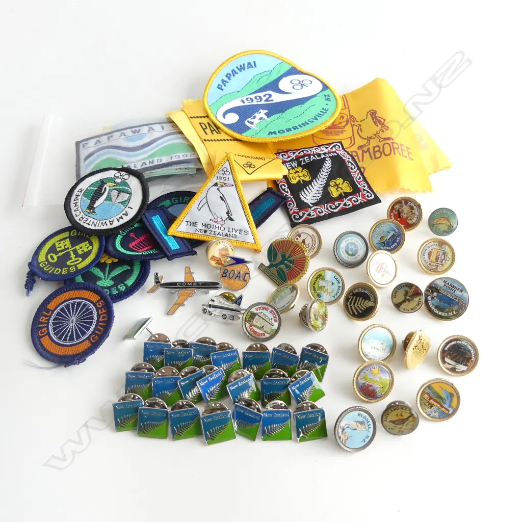 BAG ASST OLD NZ PINS & CLOTH BADGES ETC.. Image 1++