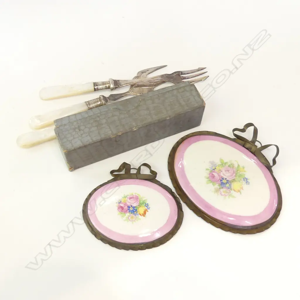 SM BAG ASST - 4 MOP HANDLE PICKLE FORKS, 2 MINIATURE CERAMIC DECALS WITH BRASS FRAMES & 6 EP TEASPOONS IN BOX Image 1++