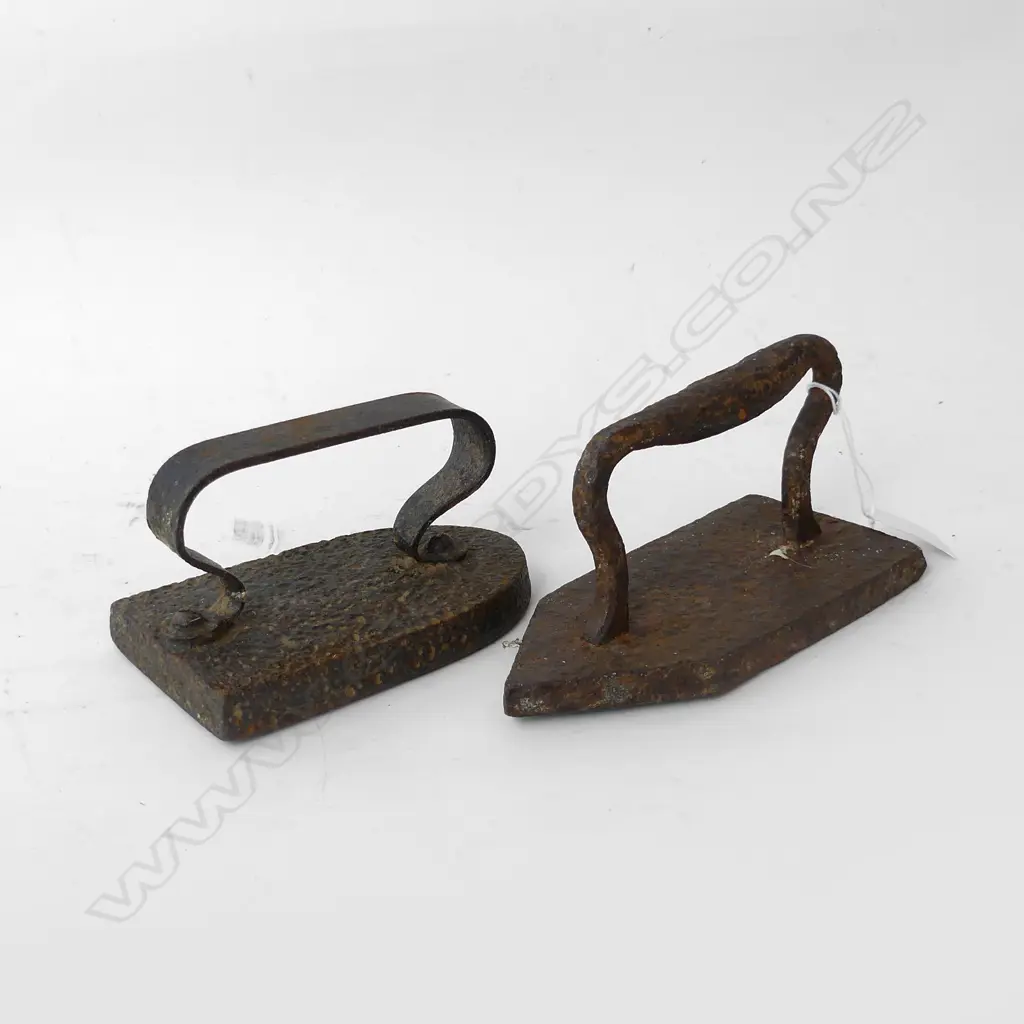 2 ANTIQUE CAST IRON FLAT IRONS - L  175MM Image 1++