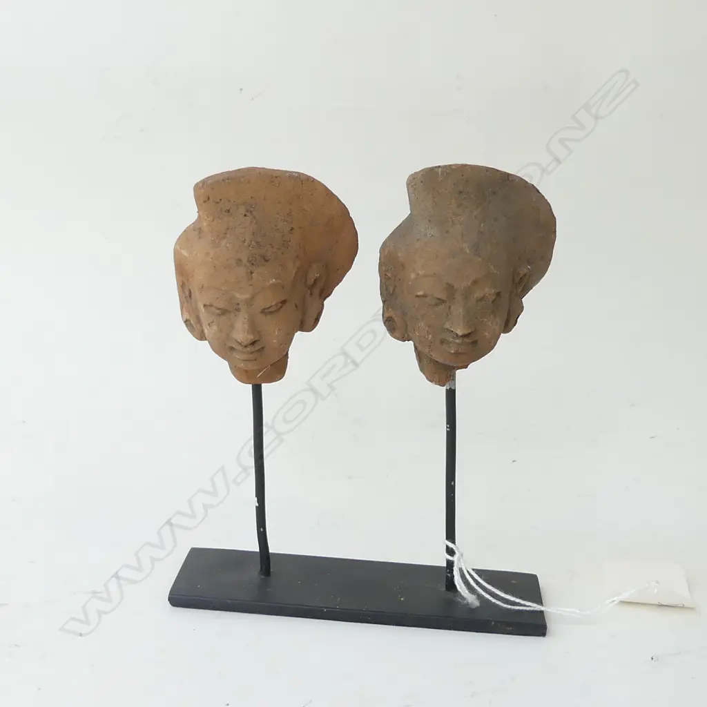 2 X TERRACOTTA HEADS ON STAND JAVA. Image 1++