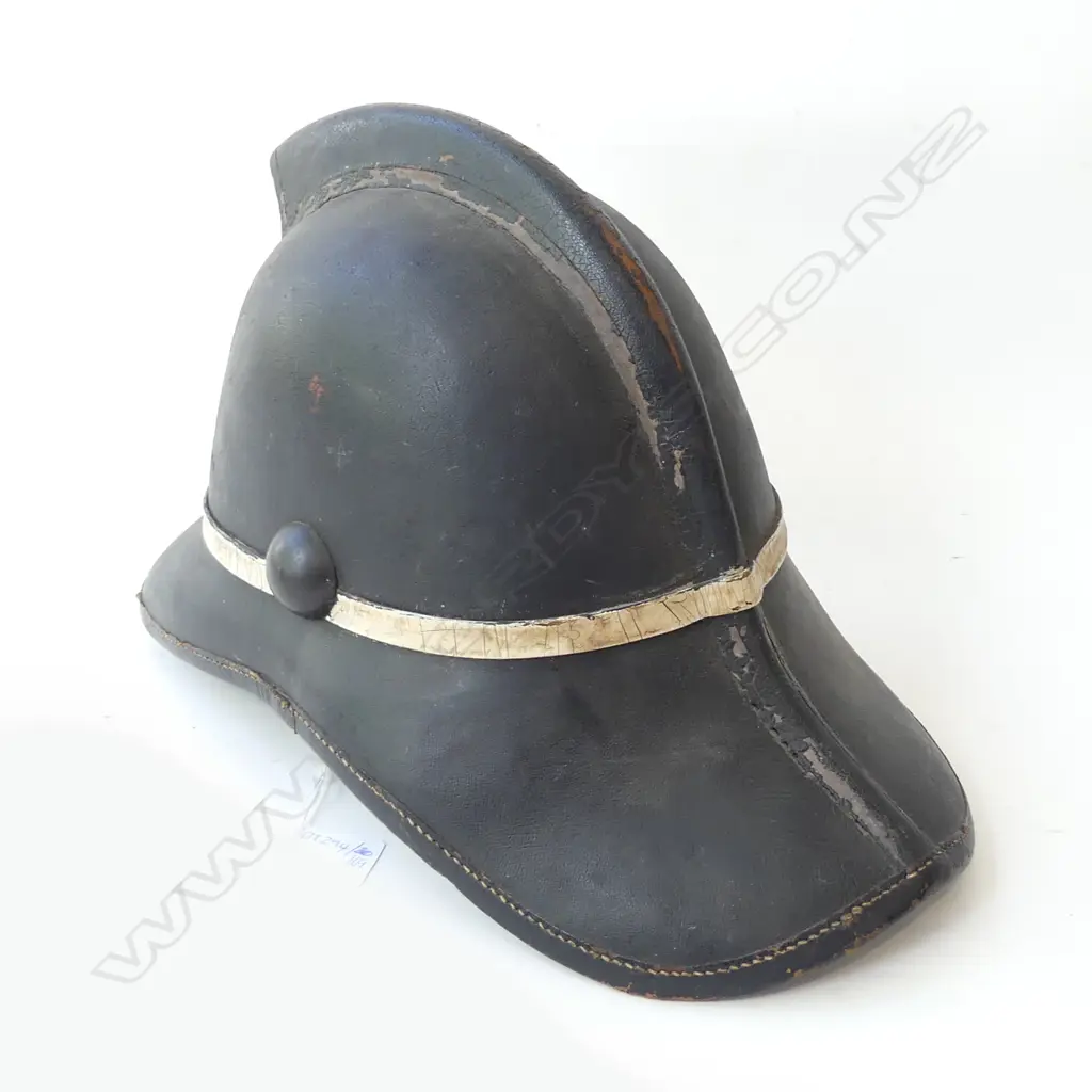 OLD LEATHER FIREMAN'S HELMET Image 1++