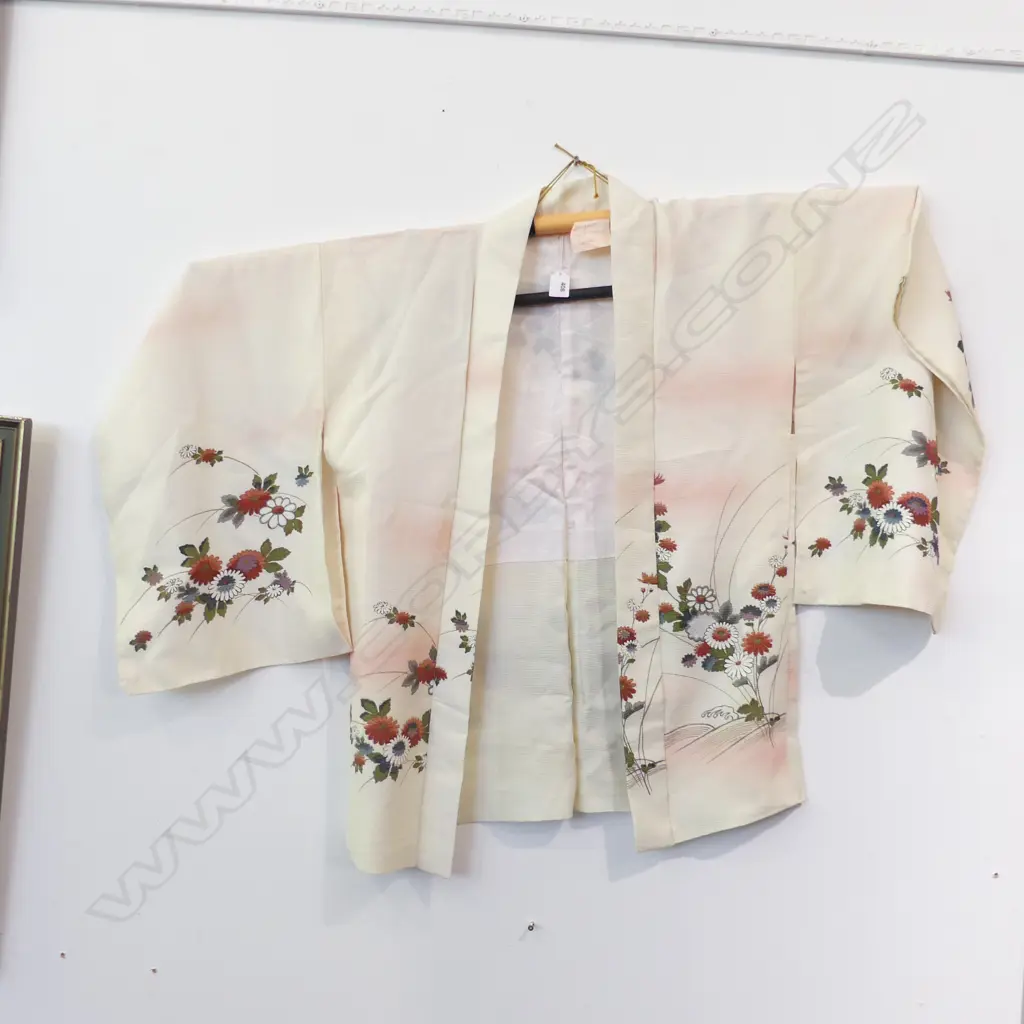 VINTAGE HALF LENGTH TRADITIONAL SILK KIMONO - PINK / WHITE & FLORAL / FULLY LINED Image 1++