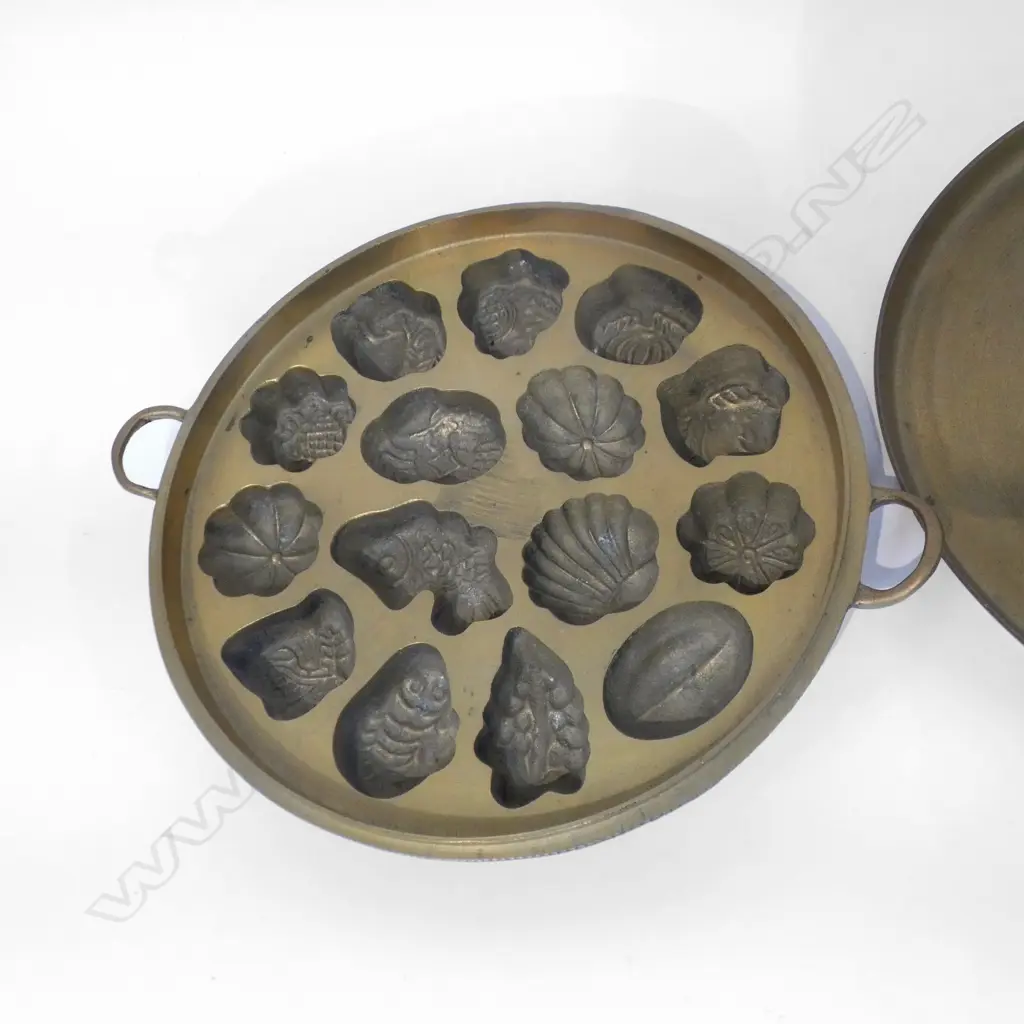 SOLID BRASS PERANAKAN KUEH BAHULU LIDDED CAKE MOULD 220mm dia Image 1++