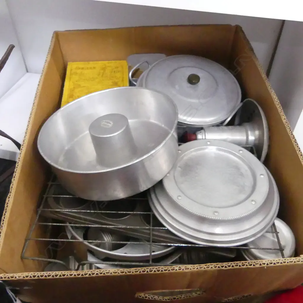 BOX LOT ASST. ALUMINIUM KITCHENALIA Image 1++