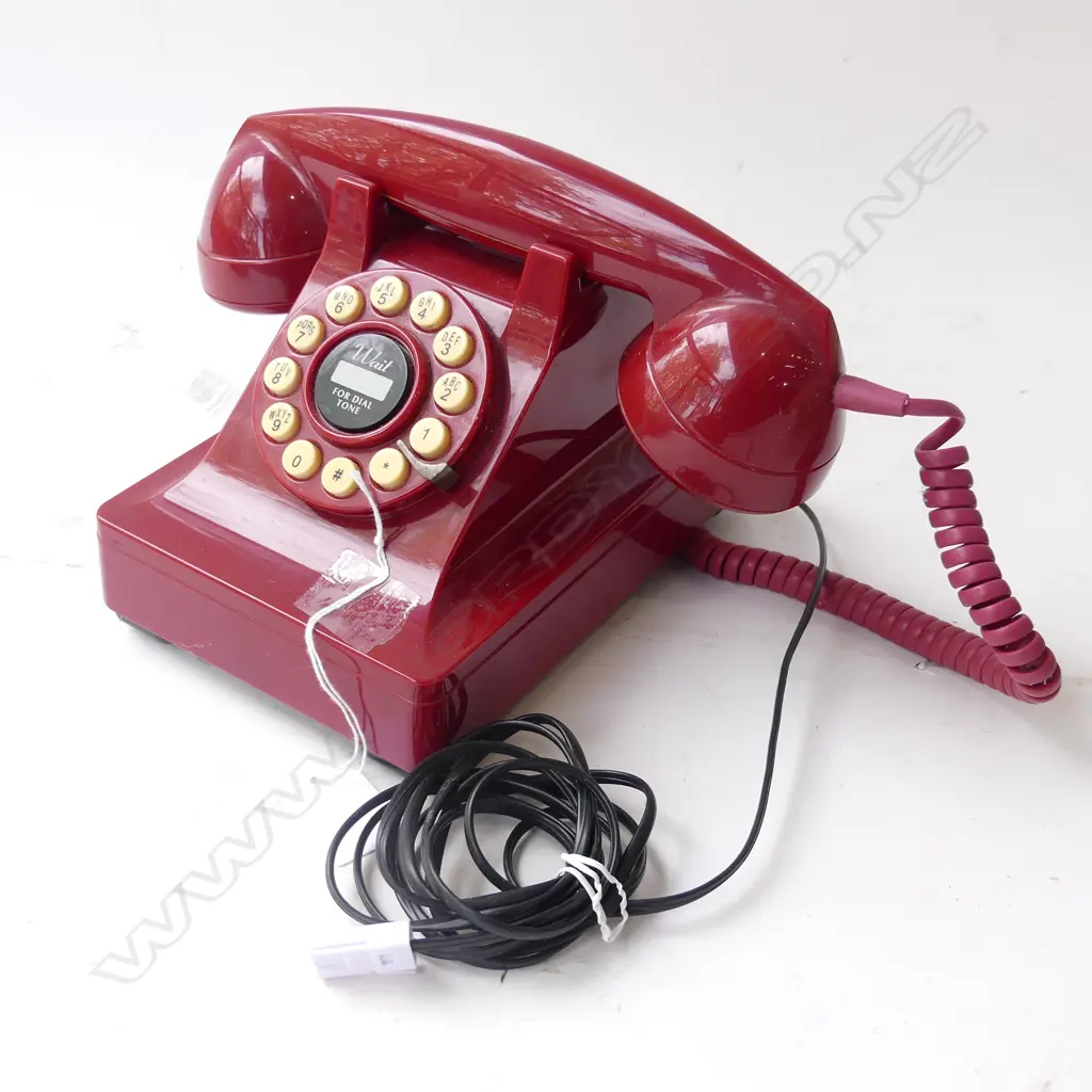 VINTAGE RED DIAL PHONE  Image 1++