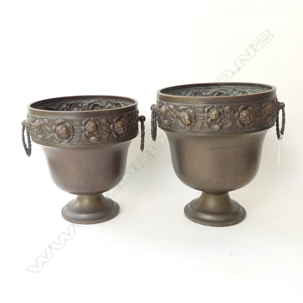 2 ENGLISH BRONZED METAL URN VASES H.280mm Image 1++