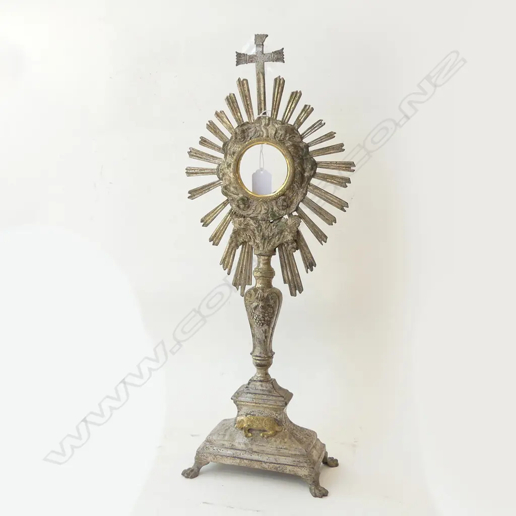 TALL METAL STAND WITH STAR BURST FRAME & CROSS (CROSS NEEDS REPAIR) H 525MM Image 1++