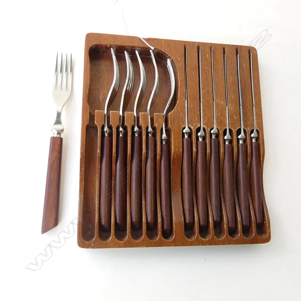 12 PC SHEFFIELD STEAK SET WITH TEAK HANDLES Image 1++