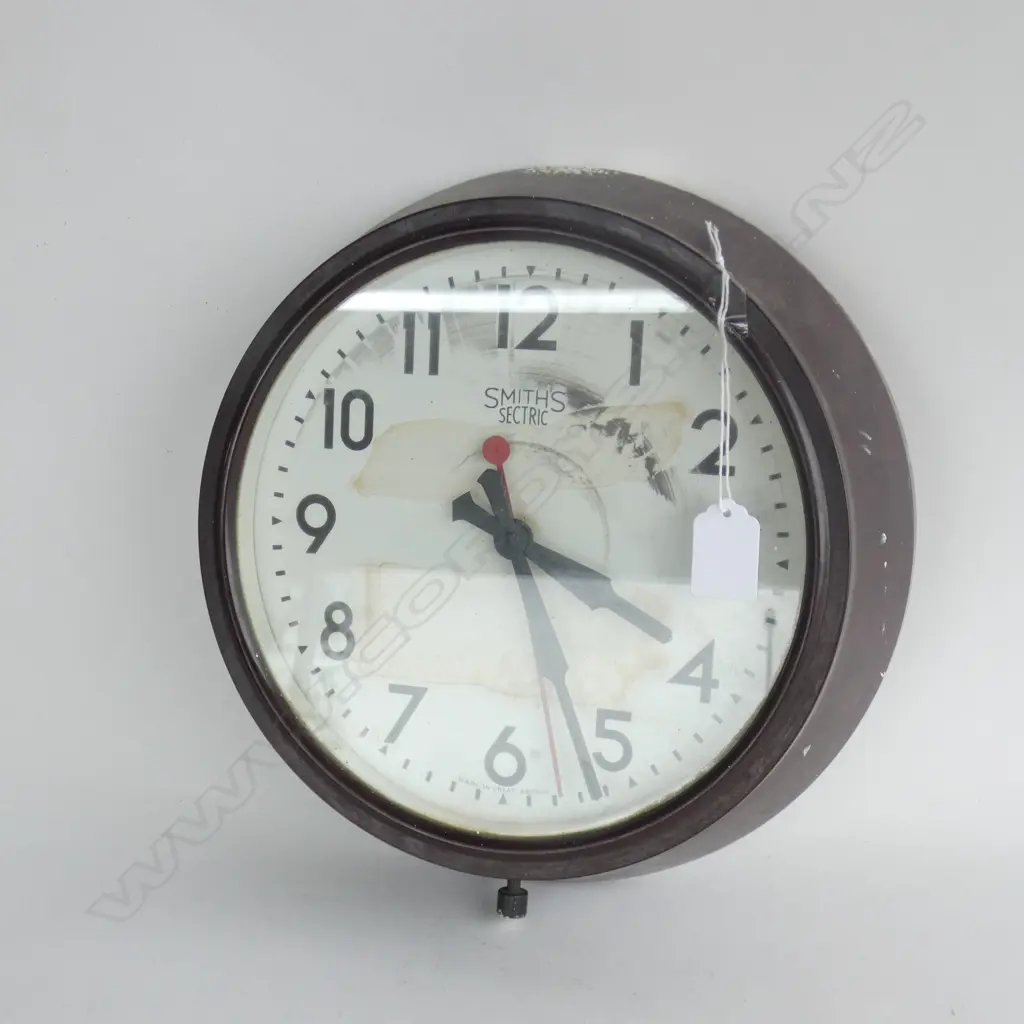 OLD SMITH'S BAKELITE WALL CLOCK ELECTRIC. EX. MARTINBOROUGH HOTEL BAR Image 1++