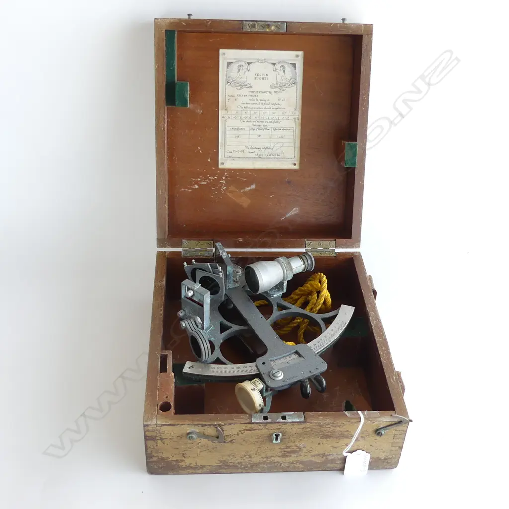 VINTAGE KELVIN HUGHES SEXTANT IN ORIGINAL WOODEN BOX Image 1++