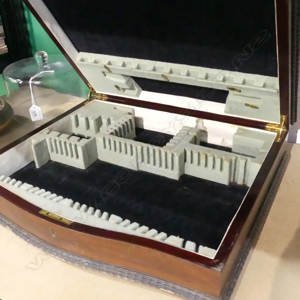 MAHOGANY CUTLERY CANTEEN ON 4 BUN FEET L. 425MM EMPTY Image 1++