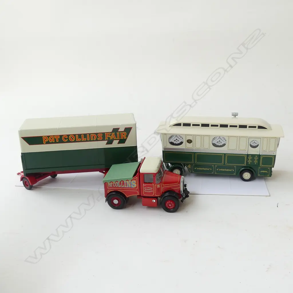 CORGI CLASSICS SHOWMANS TRAILER & CARAVAN SET,  MINT IN BOX, L 410MM Image 1++